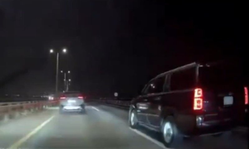 הרכב החל לזגזג על הגשר: הנהג שמאחור קיבל החלטה מטורפת