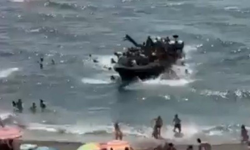 ספרד: עשרות מהגרים נחתו בלב חוף רחצה הומה
