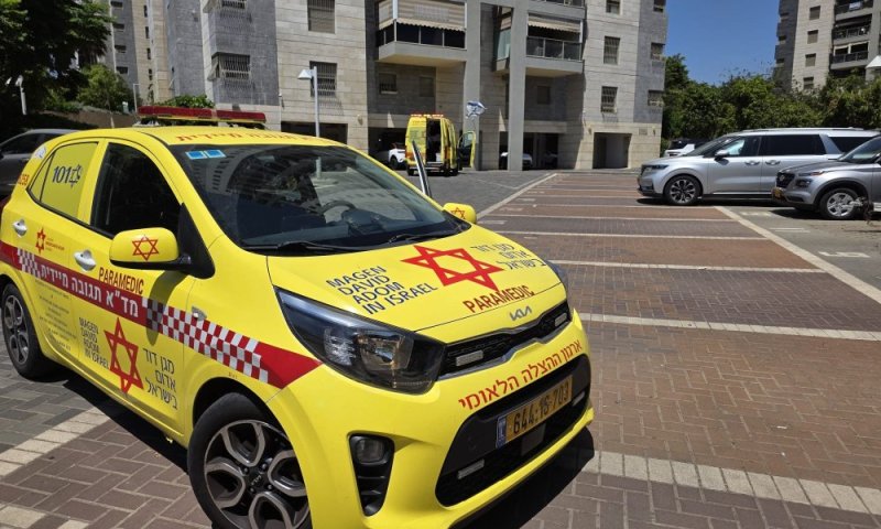 רצח אביו את - והתקשר לדווח לכוחות ההצלה