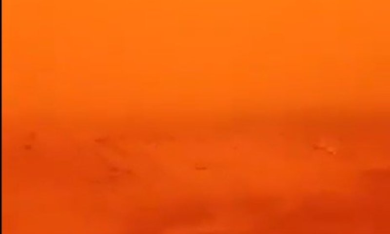 סופת חול עזה בגבול ירדן-עיראק הפכה את השמיים לכתומים