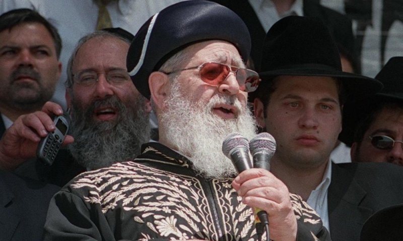 סודות 'פינת ההלכה' נחשפים: "הרב עובדיה התעקש לענות בלי ספרים פתוחים"