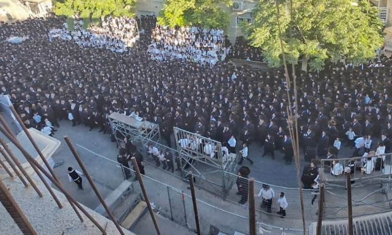 הקנאים תקפו באלימות, החסידים השיבו &ndash; והרבי מקרלין יצא במחאה