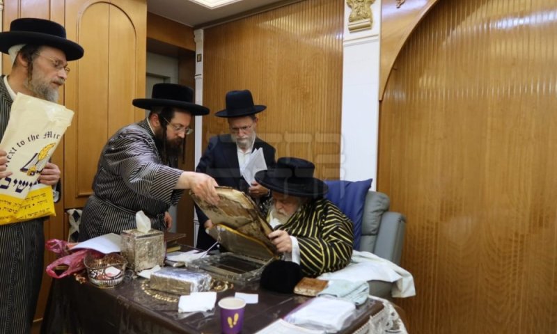דרמה בתולדות אברהם יצחק: כמאה ספרים נדירים מאביו הועברו לאדמו"ר