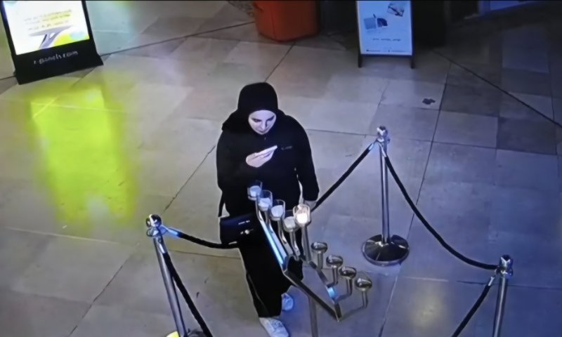 תיעוד מקומם: צעירה ערבייה כיבתה את נרות החנוכה בקניון