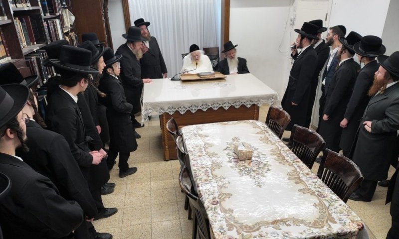 רגע מרטיט: עשרות בחורי ישיבה בירכו "שחלק מחכמתו"  אצל פוסק הדור