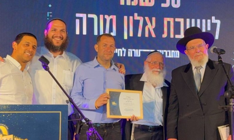 במעמד אלפים: הרב הראשי והגר"א לבנון העניקו 'כתר תורה והתיישבות' ליוסי דגן