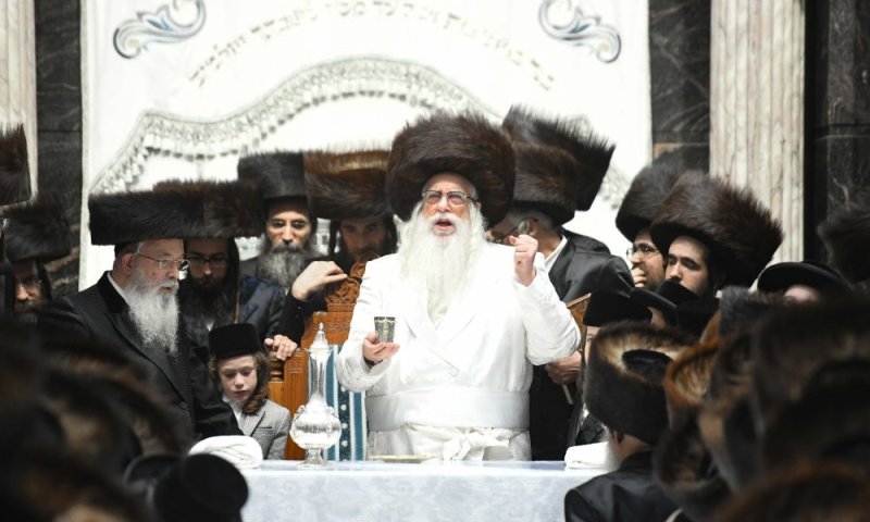 לראשונה בהיסטוריה: הרבי מצאנז ישבות בעיר העתיקה עם קבוצת גבירים