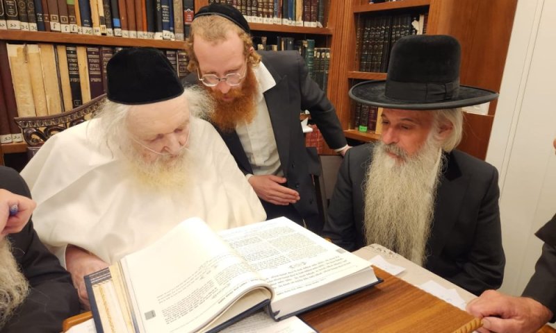 "חידוש שטרם נראה כמותו": במפגש מרומם מרן פוסק הדור הגר"מ שטרנבוך שליט"א הביע התפעלות מחיבורו המופלא של הגר"ש שיטרית שליט"א על המשניות