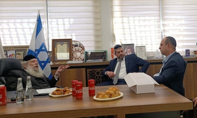 מנהל המחוז החרדי בסיור במרכז המפונים ב"ב: "חשיבות עצומה לשמירה על שגרה"