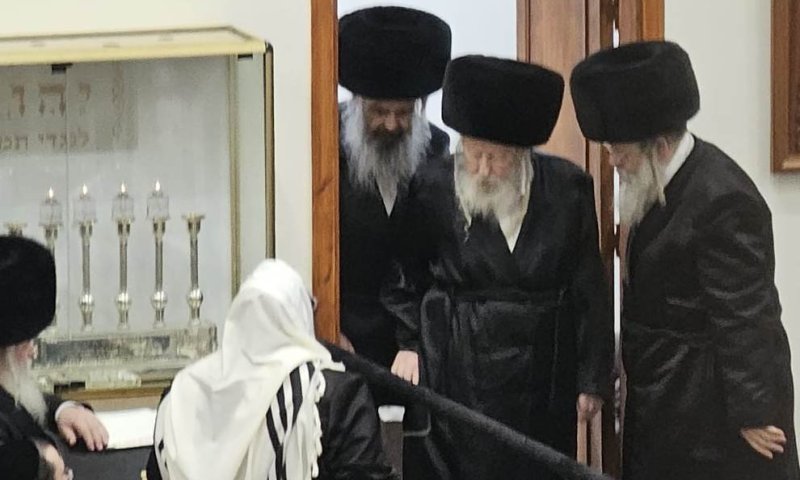 תיעוד מחצר גור: האדמו"ר השתתף באמירת הסליחות ובירך את הקהל