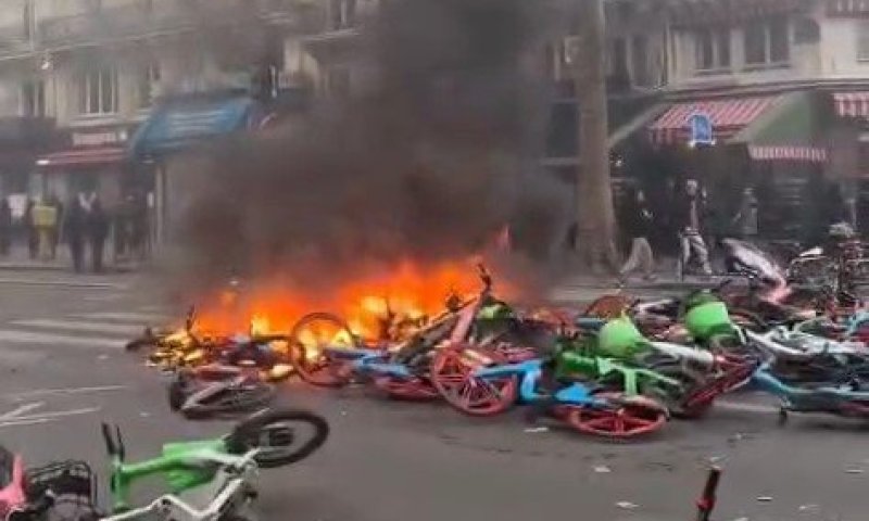 המהומות בצרפת מתרחבות: השחתה והצתת אופניים ציבוריים בלב פריז
