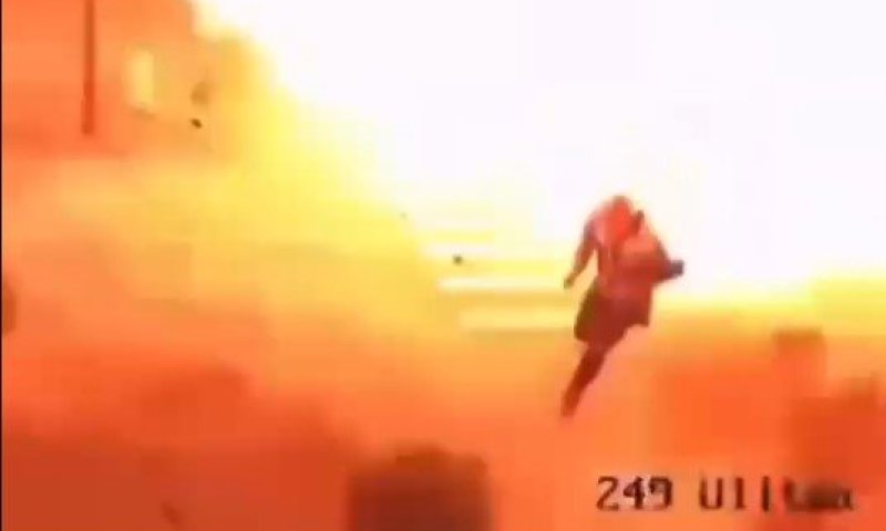 תיעוד דרמטי מקייב: אזרח נמלט שניות לפני פגיעת כטב"ם רוסי במבנה