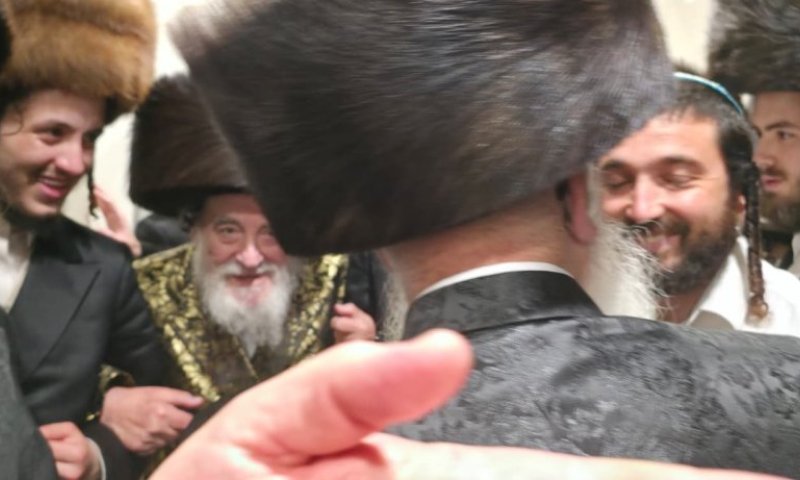 ח"כ צבי סוכות הותקף ביציאתו משמחת בית השואבה של ויז'ניץ | צפו