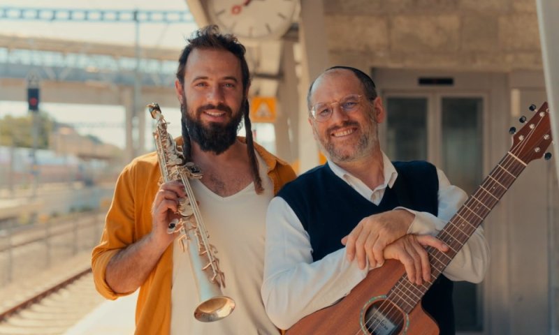 אהרן רזאל ואביה שרמן בדואט מקפיץ: "מעתה ועד עולם"