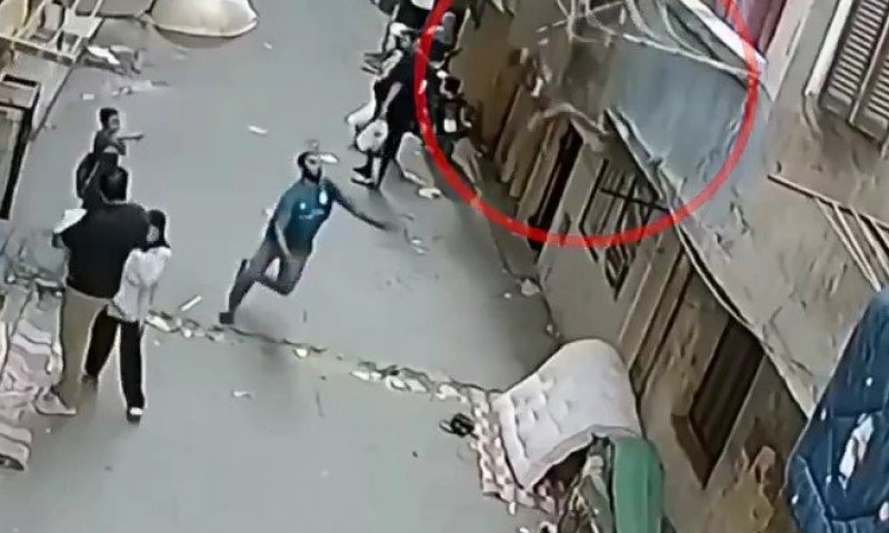 תיעוד דרמטי ממצרים: ברגע האחרון - צעיר הצליח לתפוס פעוט שנפל מחלון ביתו