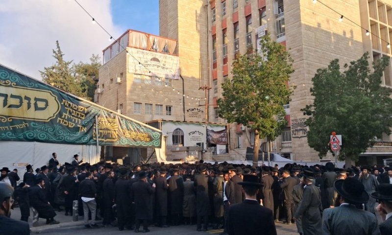 הנגיד יואלי לנדא חילק מעטפות עם מיליוני שקלים | רחוב שטראוס נחסם לתנועה