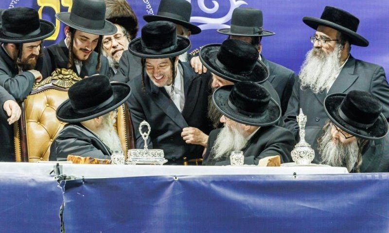 לא מבטלים אחרי שנקבע: חתונת נכדת הרבי וחתונת בן נגיד החסידות - באותו ערב