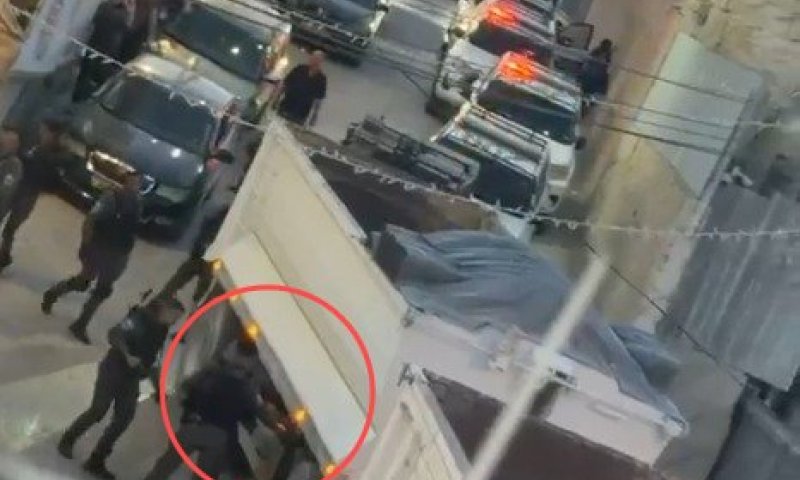 הנהג נמלט מבדיקה ופגע בכלי רכב: 18 שב״חים אותרו בתוך גחון המשאית