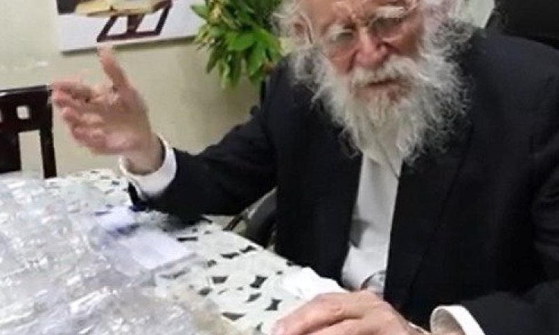 מה שעובד עובד! כך תקבלו מידיו הקדושות של הגר"ש גלאי את הסכין המסוגלת לשפע פרנסה 