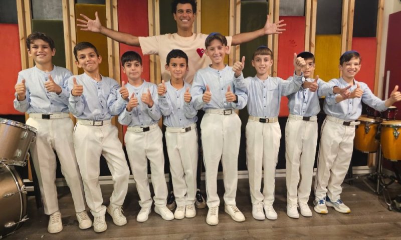 כוכב הילדים טל מוסרי ולהקת פרחי ירושלים בסינגל קליפ AI מגניב