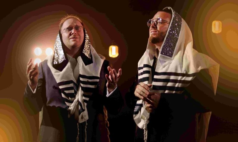 האחים שוקי ויענקי סלומון בדואט מרגש לקראת ראש השנה: שיר למלכנו