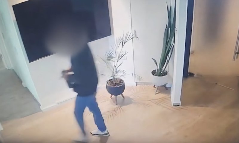 תיעוד: פורץ למשרד בתל אביב וגונב ציוד בשווי אלפי שקלים