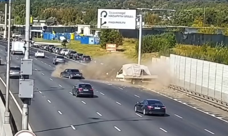 מוסקבה: משאית התנגשה בעוצמה בשיירת רכבים שעמדו בתור לתחנת הדלק