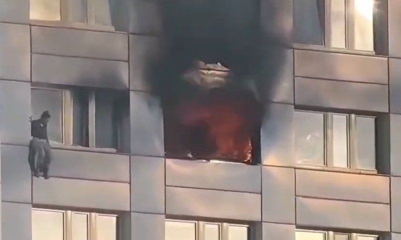 רגעי אימה בברלין: סל החילוץ לא הגיע לדירה הבוערת, הדיירת נאלצה לקפוץ מקומה 11