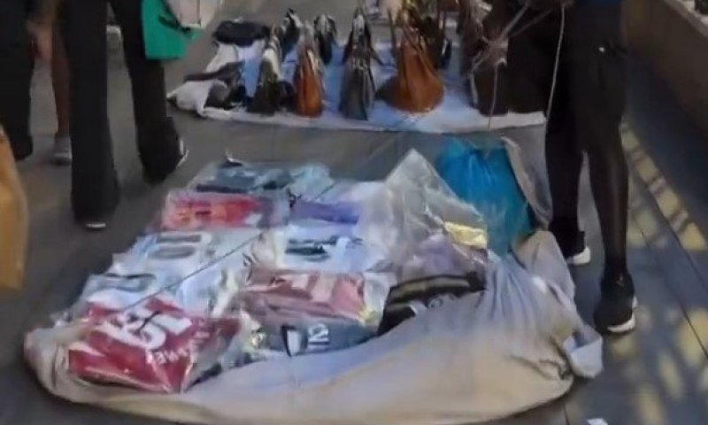 תוך שניות: כך אוספים רוכלי הרחוב במדריד את כל הסחורה ונמלטים