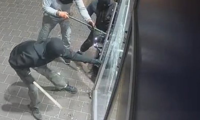 תיעוד: חוליית בדואים שדדה את חנות "הצורפים" בבני ברק ונמלטה