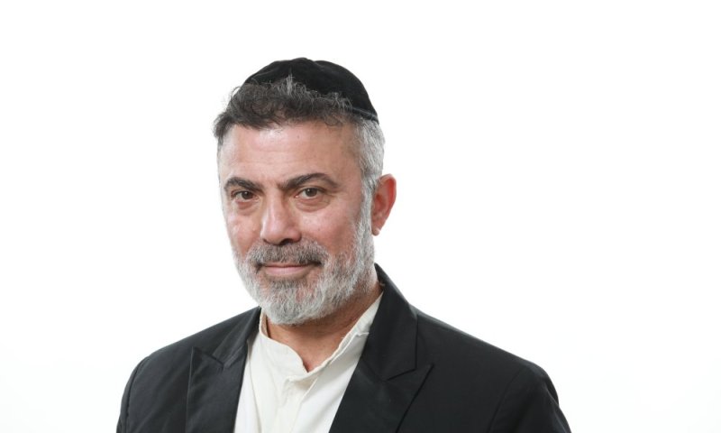 עופר הלוי במחווה לחטופים עם ביצוע חדש ומרגש לשיר &ndash; &ldquo;ענני&rdquo;