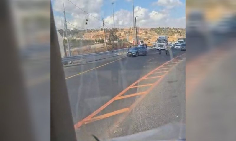 פיגוע דריסה בכביש המנהרות: שני בחורי ישיבה נפצעו - אחד באורח קשה