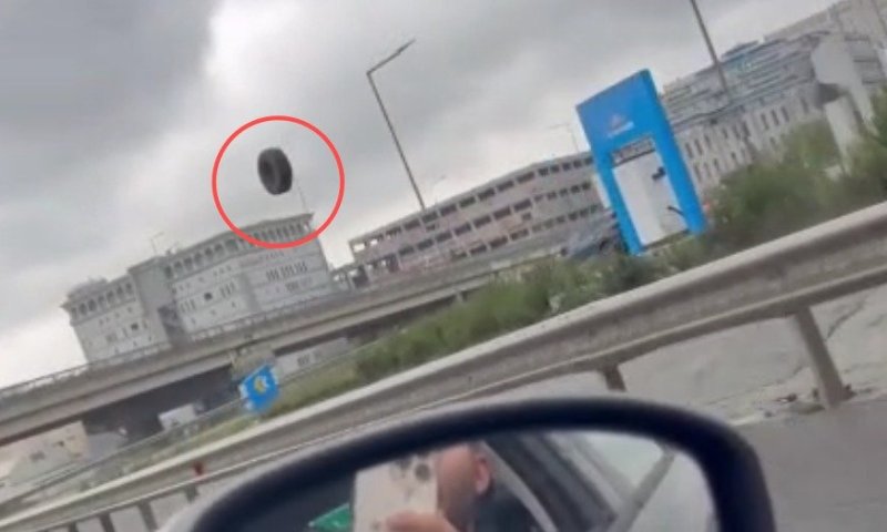 תיעוד חריג בכביש המהיר: צמיג משאית התנתק וניתר לגובה רב