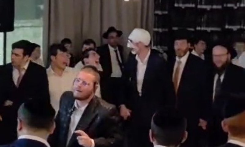 בחורי הישיבה שנפצעו בפיגוע בכביש המנהרות רקדו בשמחת בית השואבה