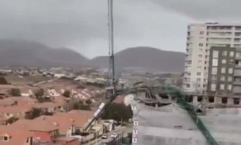 צ'ילה: עגורן קרס על בתי מגורים בעקבות רוחות עזות