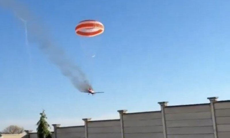 המטוס עלה באש: הטייס הפעיל מצנח חירום מובנה וצנח לקרקע יחד עם המטוס