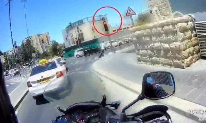 חרדי בן 14.5 נתפס רוכב בפראות על קורקינט חשמלי בירושלים | תיעוד