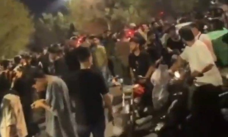 סערה באספהאן: עימותים מחוץ לבית הכלא בעקבות הוצאות להורג | תיעודים