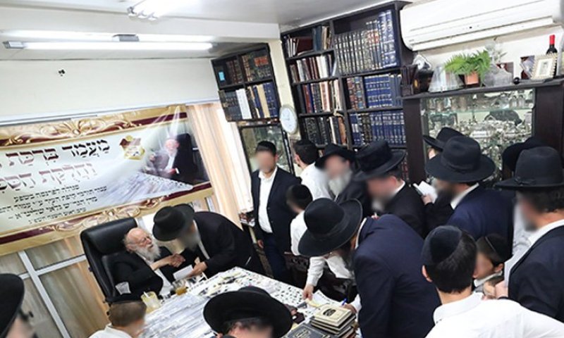 נותרו מקומות אחרונים להתברך אישית מהגר"ש גלאי ולקבל מידיו את הסכין המסוגלת לפרנסה ברווח