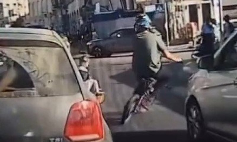 פסע מאסון בבני ברק: רוכב אופניים עקף במעבר חצייה וכמעט העיף את הילדים