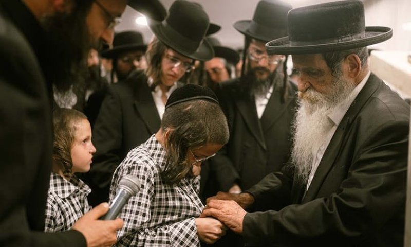 לאחר מאבק הרואי, הסתלקה מרת שרה זיסל זוננשיין לבית עולמה והותירה 3 זוגות תאומים 