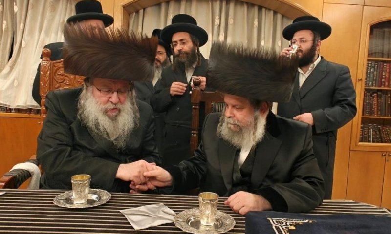 הרבי מנדבורנה ביתר הגיע לבית אחיו הרבי מנדבורנה וכיבדו לכתוב אות