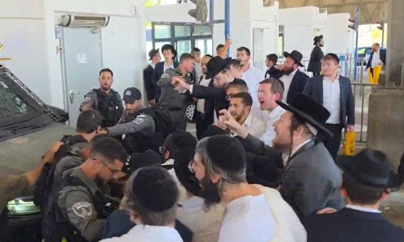 עריק נתפס על נהיגה ברכב גנוב, מפגינים הוזעקו וחוסמים את 443