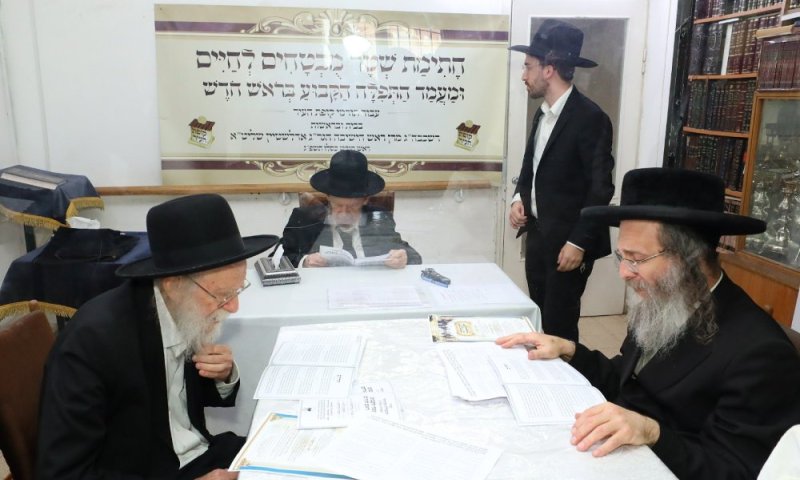 מעמד היסטורי: גדולי התורה חותמים עליכם מכוח התורה הקדושה