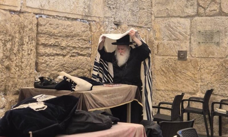 הרבי ממכנובקא בעלזא ישבות מול הכותל | כל אירועי וזמני השבת