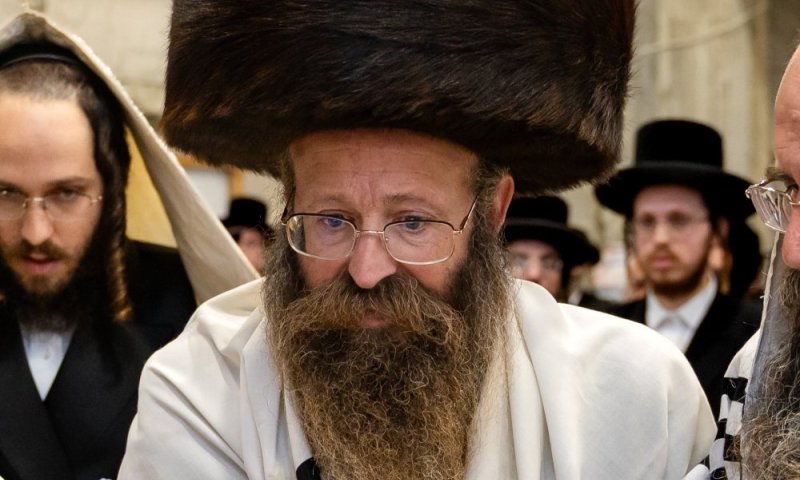 ליד מיטת רעייתו החולה: הרה"צ רבי שמשון אהרן גולדמן זצ"ל התמוטט ונפטר