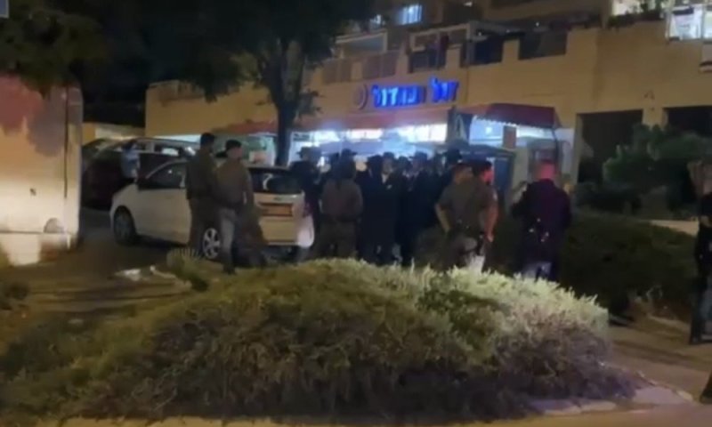 עשרות הפגינו מול ביתו של ניצב, אחרים חסמו את הרכבת הקלה 