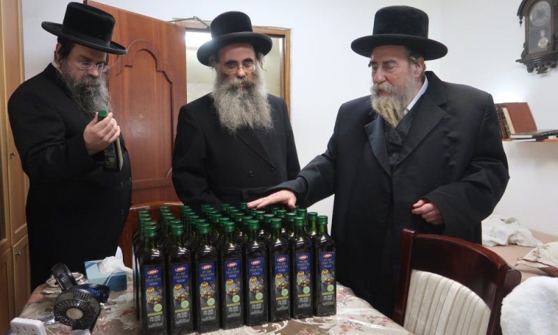 הזדמנות פז להדליק נרות חנוכה עם שמן שהתברך ע"י האדמו"ר 