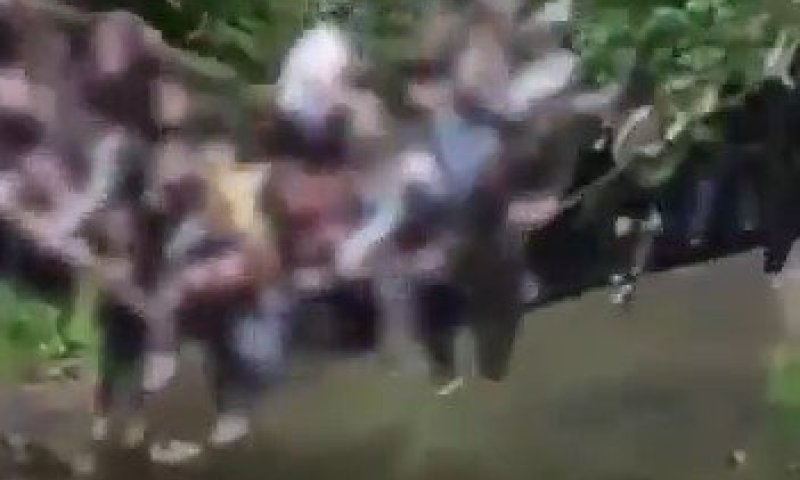 גשר התמוטט באמצע טיול באוקראינה: הילדים נפלו למים