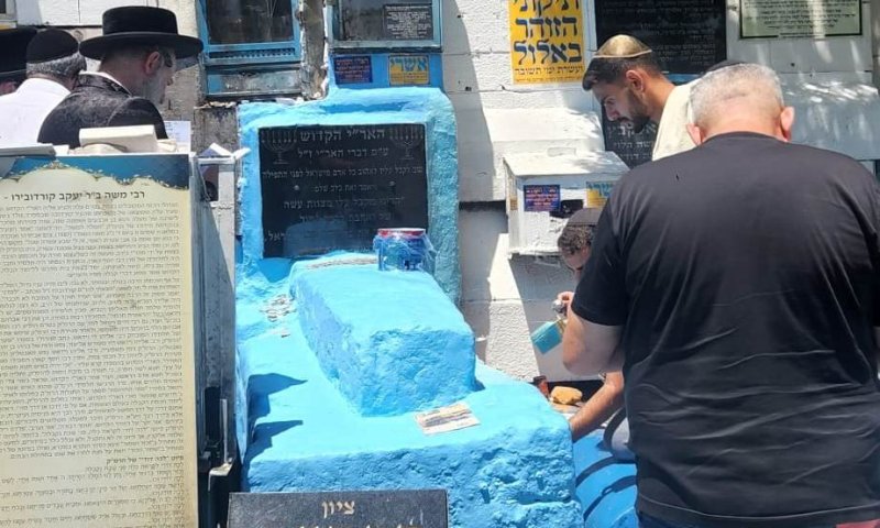 לקראת ההילולא: כך נצבע מחדש ציון האר"י הקדוש בצפת | צפו בתיעוד
